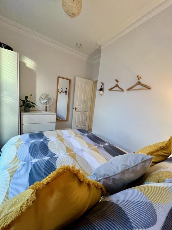 Stylish One-Bedroom Rental With Private Patio In Zone 2 Londres Exterior foto