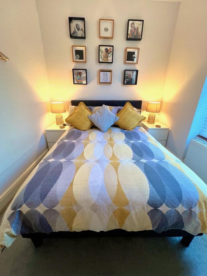 Stylish One-Bedroom Rental With Private Patio In Zone 2 Londres Exterior foto
