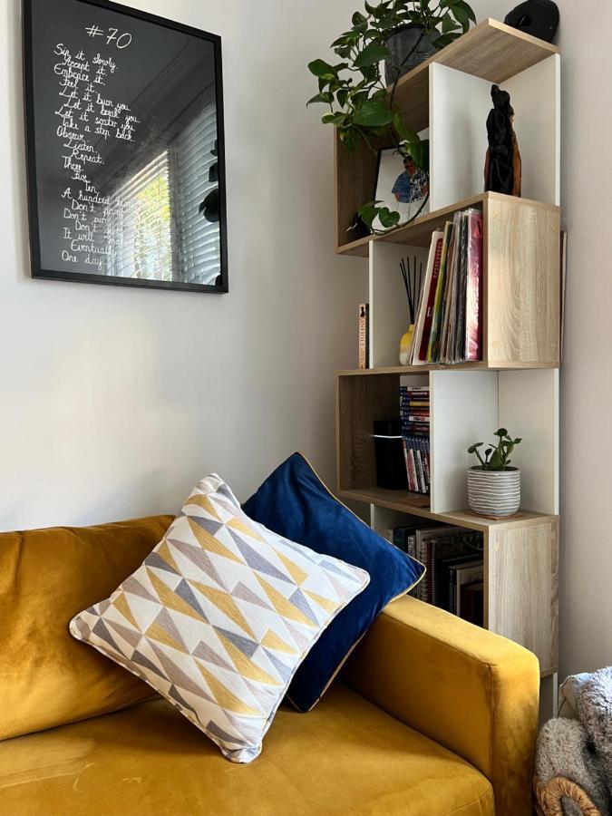 Stylish One-Bedroom Rental With Private Patio In Zone 2 Londres Exterior foto